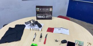 POLÍCIA ENCONTRA REVÓLVER, BALACLAVA E CACHIMBOS DURANTE ABORDAGEM NA COMPENSA, EM MANAUS Homem preso com arma na Compensa após abordagem realizada pela Polícia Militar em Manaus.