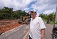 Eduardo Braga vistoria obra de recuperação da estrada Atalaia–Benjamin e explica tudo sobre técnica utilizada no melhoramento do pavimento da BR-319