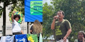Comunidade acadêmica da UEA protesta em frente à Sede do Governo contra cortes e bloqueios no orçamento