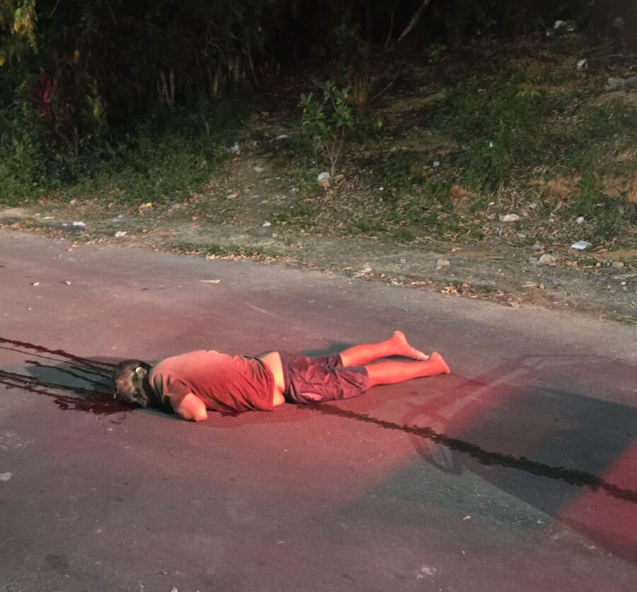Equipes da Polícia Militar e da perícia durante ocorrência de homicídio no conjunto Mundo Novo, na zona norte de Manaus.