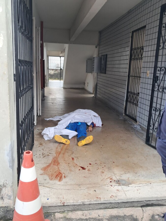 Perícia e equipes policiais no Conjunto Tocantins, onde funcionário de condomínio foi morto a facadas em Manaus.