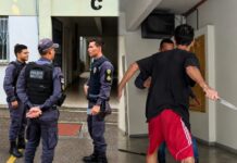 FUNCIONÁRIO DE CONDOMÍNIO É MORTO EM MANAUS APÓS DISCUSSÃO COM MORADOR NO CONJUNTO TOCANTINS Perícia e equipes policiais no Conjunto Tocantins, onde funcionário de condomínio foi morto a facadas em Manaus.