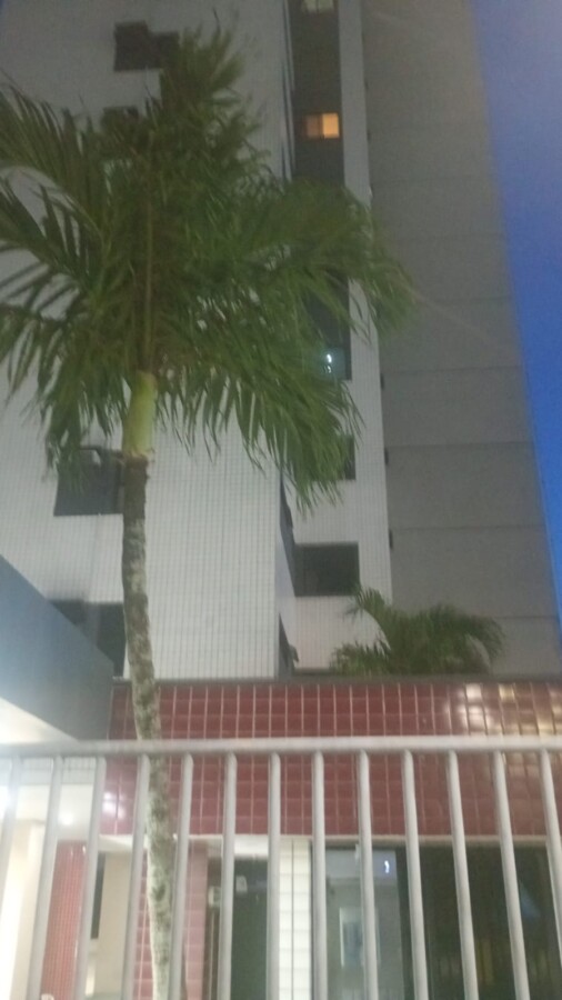 Moradores deixam prédio após tremor de terra em Manaus registrado na noite desta quarta-feira.