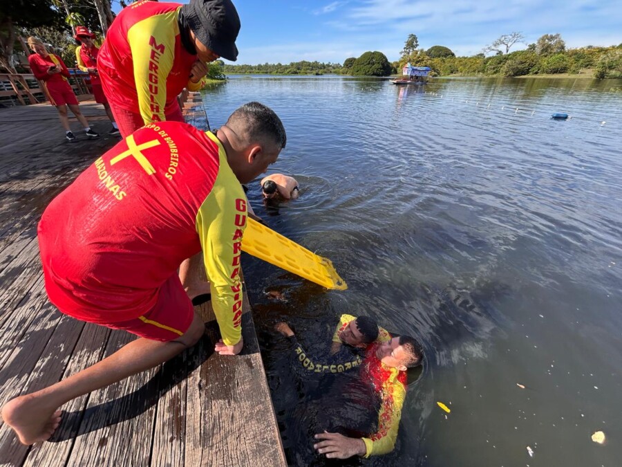 Bombeiros realizam simulado de combate a incêndio em embarcação na orla de Parintins.