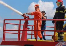 CORPO DE BOMBEIROS REALIZA SIMULADO DE INCÊNDIO EM EMBARCAÇÃO E RESGATE AQUÁTICO PARA O FESTIVAL DE PARINTINS Simulado de incêndio em embarcação em Parintins realizado pelo Corpo de Bombeiros durante treinamento para o festival.