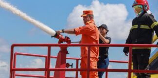 CORPO DE BOMBEIROS REALIZA SIMULADO DE INCÊNDIO EM EMBARCAÇÃO E RESGATE AQUÁTICO PARA O FESTIVAL DE PARINTINS Simulado de incêndio em embarcação em Parintins realizado pelo Corpo de Bombeiros durante treinamento para o festival.
