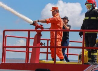 CORPO DE BOMBEIROS REALIZA SIMULADO DE INCÊNDIO EM EMBARCAÇÃO E RESGATE AQUÁTICO PARA O FESTIVAL DE PARINTINS Simulado de incêndio em embarcação em Parintins realizado pelo Corpo de Bombeiros durante treinamento para o festival.
