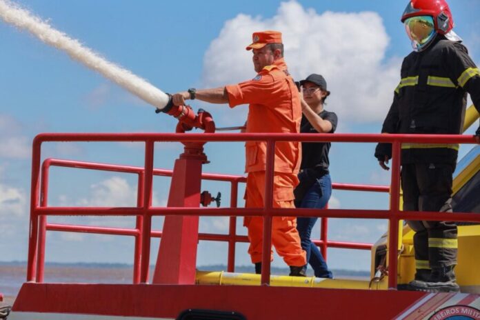Simulado de incêndio em embarcação em Parintins realizado pelo Corpo de Bombeiros durante treinamento para o festival.