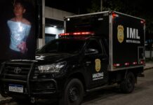 CORPO É ENCONTRADO COM MÃOS AMARRADAS, MENSAGEM E MARCAS DE TIROS NA COMPENSA, EM MANAUS Corpo encontrado na Compensa durante atendimento da Polícia Militar.