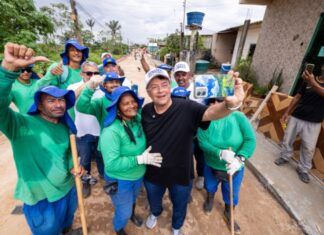 Eduardo Braga faz nova vistoria às obras de pavimentação no Cacau Pirêra e acompanha avanço dos serviços