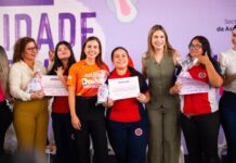 Débora Menezes destaca avanço na proteção de estudantes durante ação em escola estadual