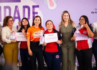 Débora Menezes destaca avanço na proteção de estudantes durante ação em escola estadual