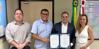 Governador Roberto Cidade assina ordem de serviço para obras de pavimentação em Barcelos
