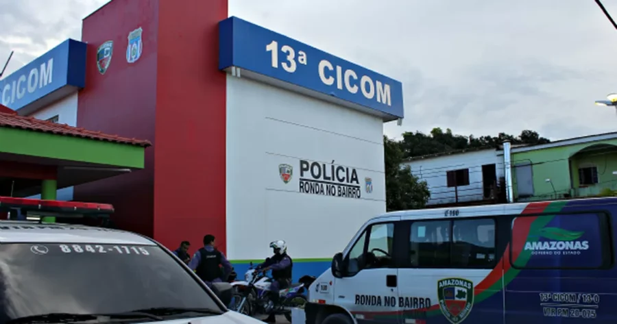 Policiais apresentam tabletes de skunk apreendidos na Cidade de Deus, em Manaus.