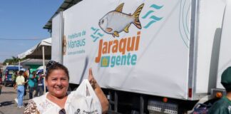 Prefeitura de Manaus distribui 12 toneladas de pescado e beneficia 1,5 mil pessoas no bairro Redenção