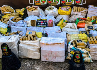 FORÇA TÁTICA APREENDE MAIS DE 1,5 TONELADA DE DROGAS E 60 COLETES BALÍSTICOS EM MANAUS ALT da imagem: Drogas, coletes balísticos e veículo apreendidos durante operação da Força Tática em Manaus.