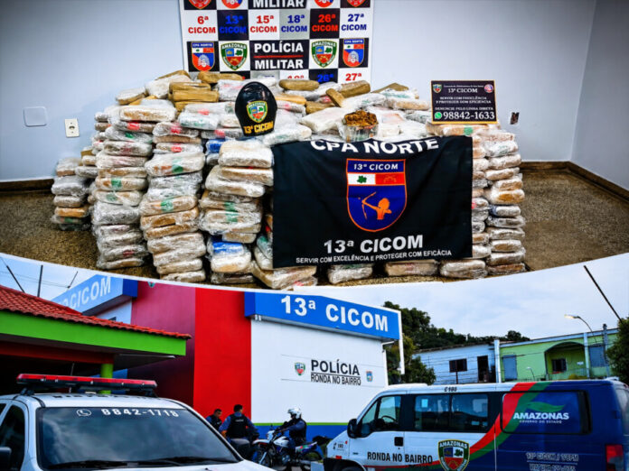 Policiais apresentam tabletes de skunk apreendidos na Cidade de Deus, em Manaus.