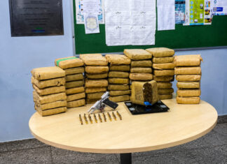 ROCAM APREENDE 50 TABLETES DE SKUNK, ARMA E MUNIÇÕES APÓS DENÚNCIA NO BAIRRO DA PAZ Material apreendido pela Rocam durante operação no bairro da Paz, em Manaus.