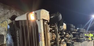 CARRETA TOMBA, ATINGE DOIS CARROS E DEIXA FERIDOS NA AVENIDA DAS TORRES, EM MANAUS Acidente na Avenida das Torres com carreta tombada em Manaus