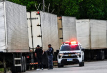 HOMEM É ENCONTRADO MORTO AO LADO DE CARRETAS NO DISTRITO INDUSTRIAL, EM MANAUS Polícia realiza perícia onde homem foi encontrado morto no Distrito Industrial de Manaus.