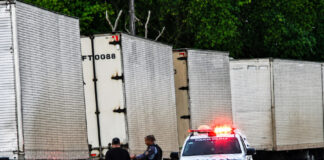 HOMEM É ENCONTRADO MORTO AO LADO DE CARRETAS NO DISTRITO INDUSTRIAL, EM MANAUS Polícia realiza perícia onde homem foi encontrado morto no Distrito Industrial de Manaus.
