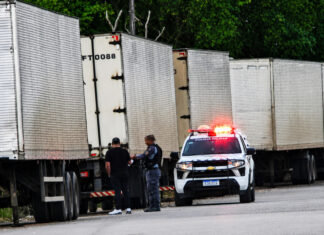 HOMEM É ENCONTRADO MORTO AO LADO DE CARRETAS NO DISTRITO INDUSTRIAL, EM MANAUS Polícia realiza perícia onde homem foi encontrado morto no Distrito Industrial de Manaus.