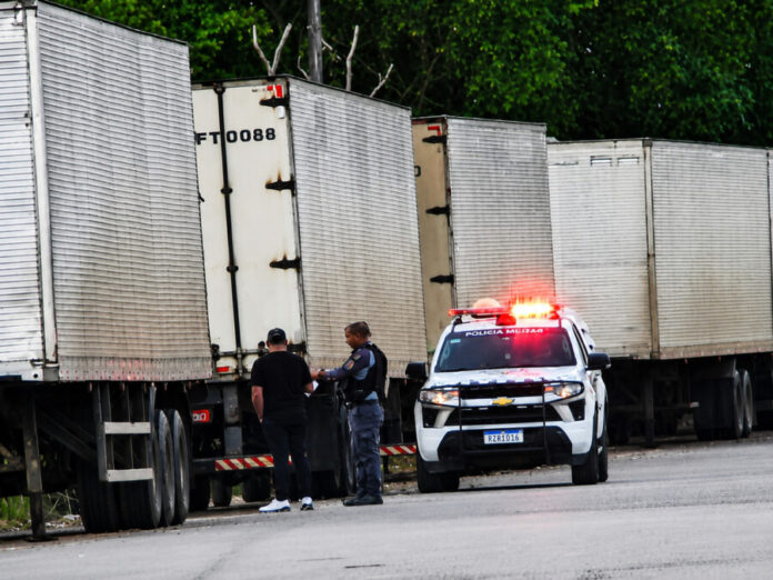 Homem encontrado morto no Distrito Industrial de Manaus. Polícia realiza perícia onde homem foi encontrado morto no Distrito Industrial de Manaus.