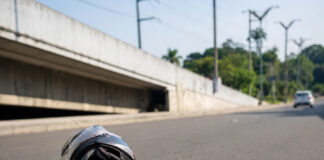 CRIANÇA DE 6 ANOS MORRE APÓS MOTO CONDUZIDA PELO PAI ATINGIR ÔNIBUS EM MANAUS Criança de 6 anos morre após acidente com ônibus em Manaus