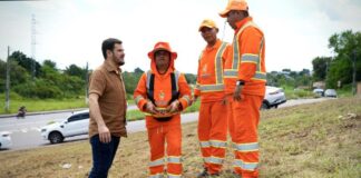 Prefeito Renato Junior vistoria uso de robôs de roçagem e afirma que tecnologia amplia produtividade sem substituir garis em Manaus