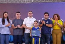 Na zona leste, Governador Roberto Cidade entrega kits escolares e livros para alunos da Escola Estadual Professor Ernane Nascimento Simão
