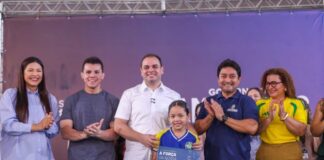 Na zona leste, Governador Roberto Cidade entrega kits escolares e livros para alunos da Escola Estadual Professor Ernane Nascimento Simão