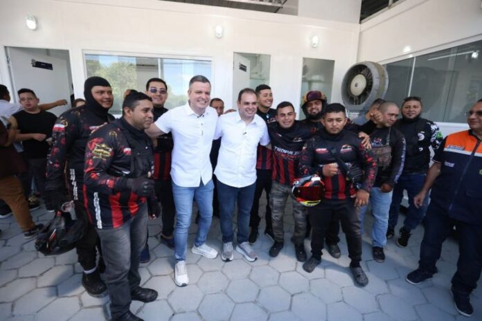 Governador-Roberto-Cidade-entrega-novo-Pit-Stop_Foto_Arthur-Castro_Secom-768x512