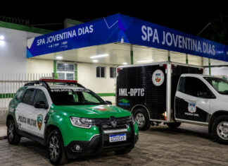 HOMEM É BALEADO EM FRENTE DE CASA NA COMPENSA E MORRE NO HOSPITAL Polícia Civil investiga ataque a tiros que deixou homem morto no bairro Compensa, em Manaus.