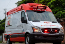 HOMEM É ESFAQUEADO, CAI EM IGARAPÉ E É SOCORRIDO NA ZONA LESTE DE MANAUS Homem esfaqueado Manaus após discussão no bairro Valparaíso.