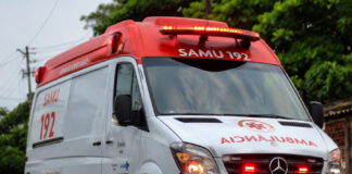 HOMEM É ESFAQUEADO, CAI EM IGARAPÉ E É SOCORRIDO NA ZONA LESTE DE MANAUS Homem esfaqueado Manaus após discussão no bairro Valparaíso.