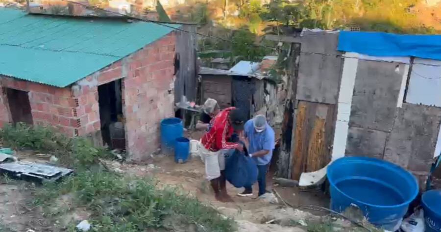 Viatura da Polícia Civil em ocorrência de homem encontrado morto na comunidade Açaí, em Manaus.