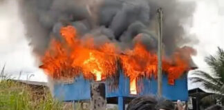 Incêndio destrói casa de madeira na zona rural de Guajará