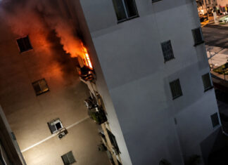INCÊNDIO ATINGE APARTAMENTO NO VIVER MELHOR 2 E ASSUSTA MORADORES EM MANAUS Incêndio no Viver Melhor 2 atinge apartamento no bairro Lago Azul, em Manaus.