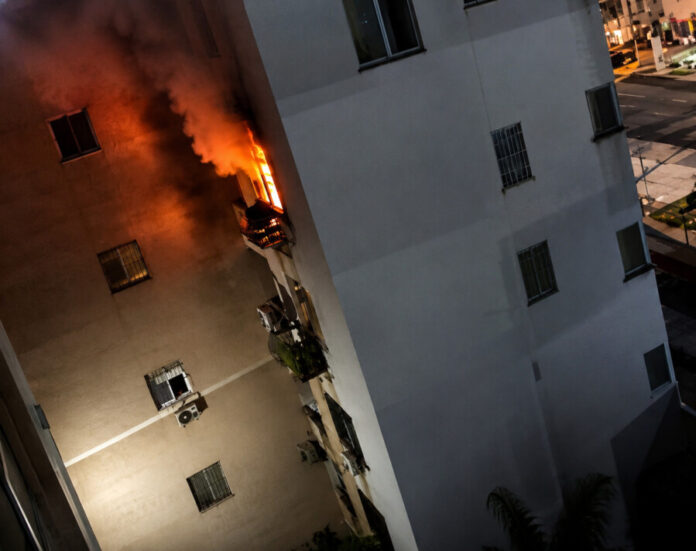 Incêndio no Viver Melhor 2 atinge apartamento no bairro Lago Azul, em Manaus.