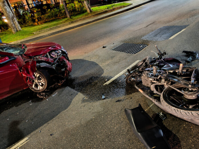 Motocicleta roubada envolvida em acidente na avenida Mário Ypiranga durante fuga dos suspeitos.