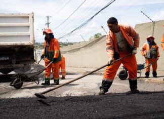Operação “Tapa-Buracos” avança no bairro Flores e reforça mobilidade com recuperação de importante via em Manaus
