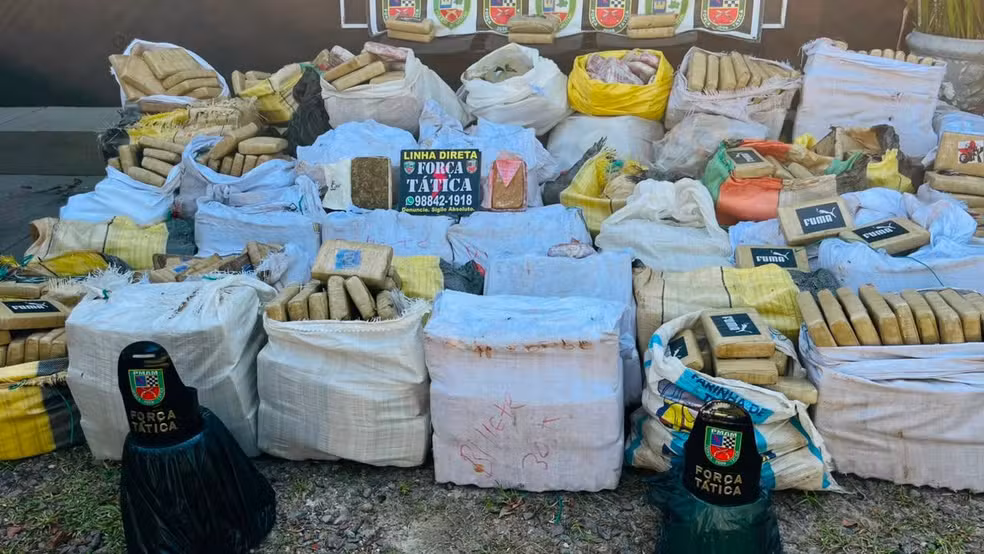 Drogas, coletes balísticos e veículo apreendidos durante operação da Força Tática em Manaus.