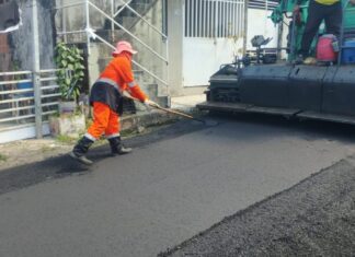 Prefeitura de Manaus intensifica recapeamento no Parque 10 e aplica 100 toneladas de asfalto para modernizar importante via da zona Centro-Sul