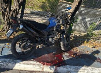 Motociclista após colisão contra grade de proteção no Distrito Industrial 1