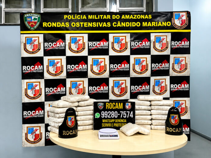 Policiais da Rocam apreendem 27 tabletes de skunk no bairro Gilberto Mestrinho, em Manaus.