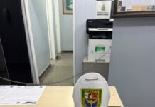 BATALHÃO DE TRÂNSITO PRENDE DUPLA SUSPEITA DE ASSALTOS E RECUPERA CELULARES EM MANAUS Dupla suspeita de assaltos presa pelo BPTran em Manaus