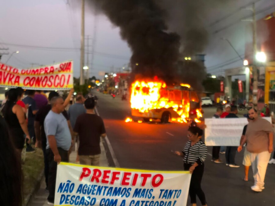 Protesto dos Amarelinhos em Manaus com micro-ônibus incendiado