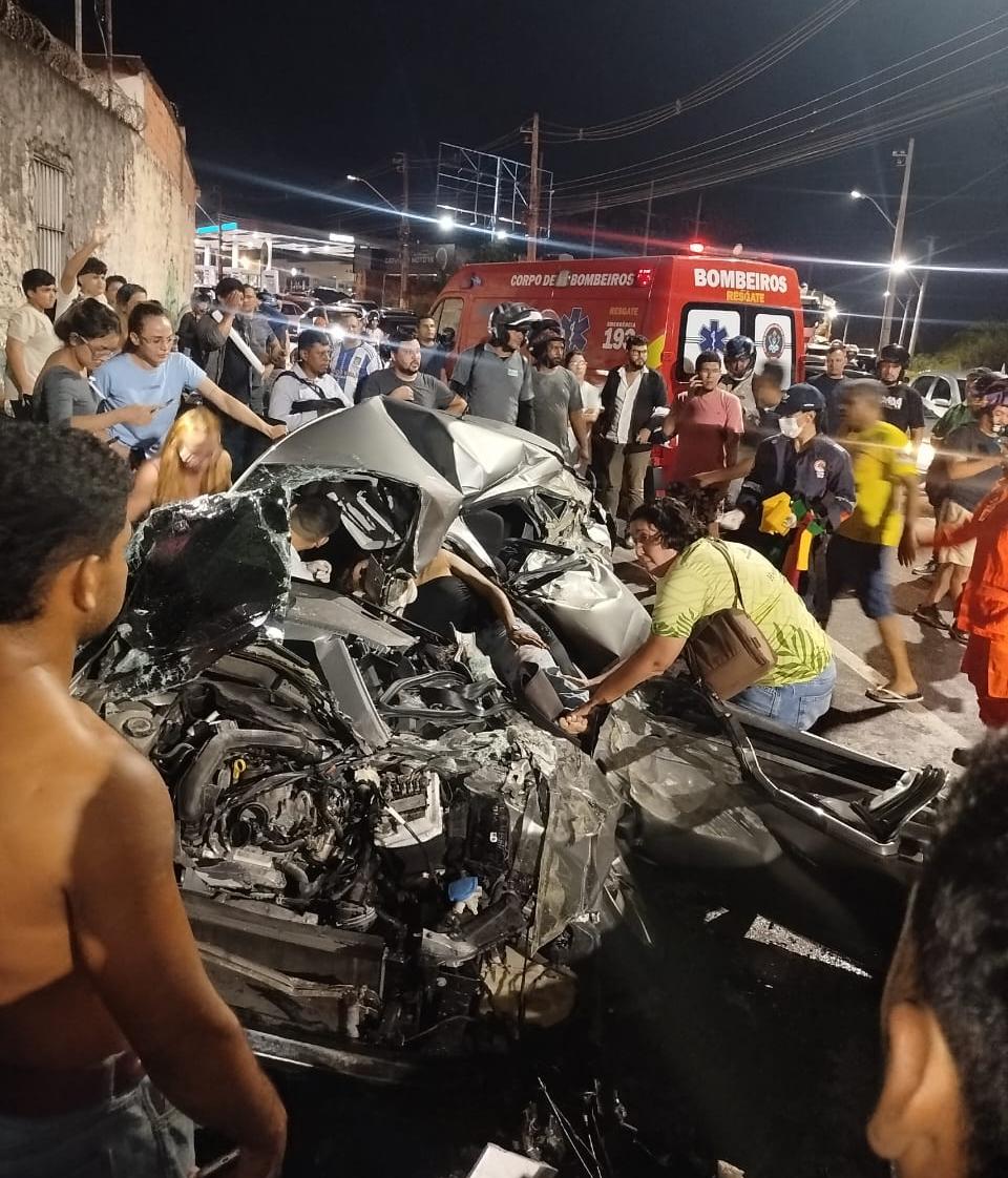 Acidente na Avenida das Torres com carreta tombada em Manaus