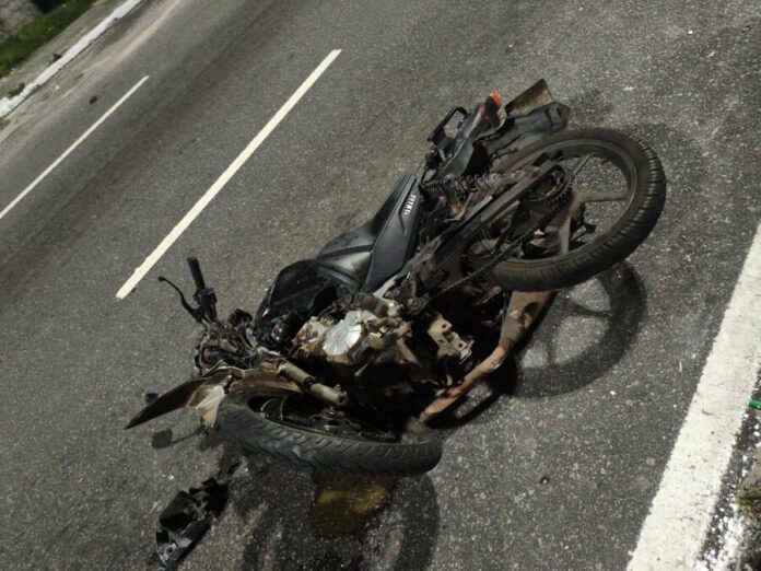 Motociclista morre em acidente com picape no Centro de Manaus.