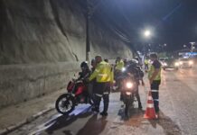 IMMU ABORDA 384 VEÍCULOS E REMOVE 14 DURANTE OPERAÇÃO COPA DO MUNDO EM MANAUS Agentes do IMMU durante a Operação Copa em Manaus.